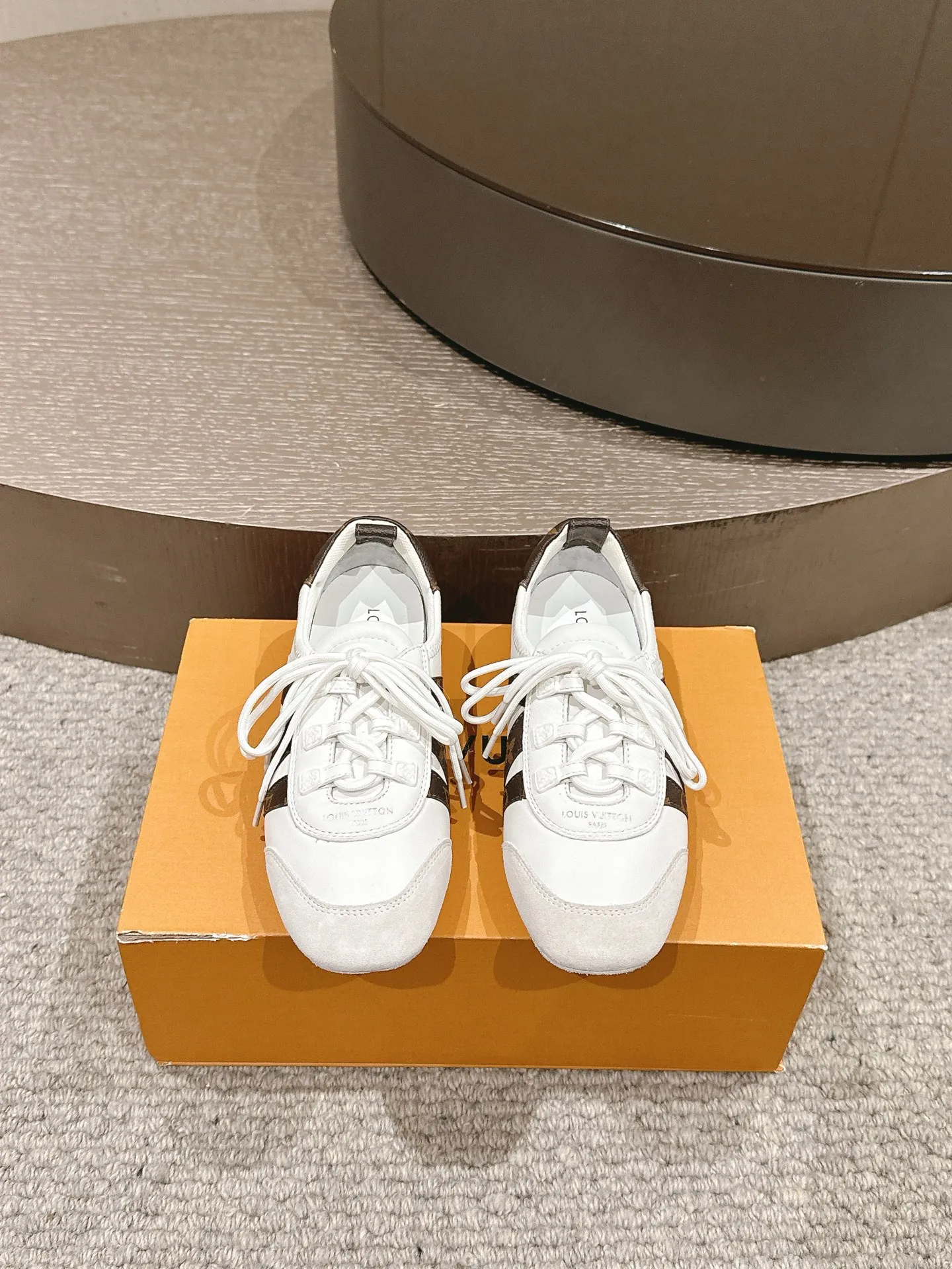 👟👟Ex-factory price 620👟👟 Top version LV Louis Vuitton L Family Donkey Brand Latest Sneakerina Series Couple Models Ballet Shoes Moral Shoes Casual Flat Shoes Sneakers Original purchase, development, production This LV Sneakerina ballet style sneakers are made of silky suede cow leather to create smooth lines, combining the light structure of ballet shoes and the comfortable texture of sports shoes. The LV logo on the side and the Monogram canvas back strap are rich in details, Sacchetto craftsmanship and TPU outsole are upgraded for a soft wearing experience. Exquisite packaging at the delivery counter🛍📦 ▪️Fabric: original custom imported first-layer cowhide ▪️Inner lining: original custom made breathable mesh ▪️Sole: original open-molded injection molded TPU material ▪️Sole thickness: 1.5CM ▪️Size: women's 35-41 / Men's size 39-45 (women's 41, men's 45, customized)